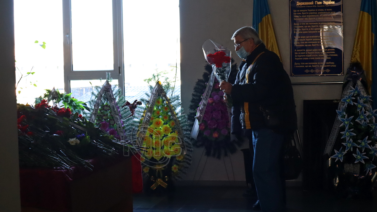 похороны ректора ДГТУ в Каменском коллега возлагает цветы