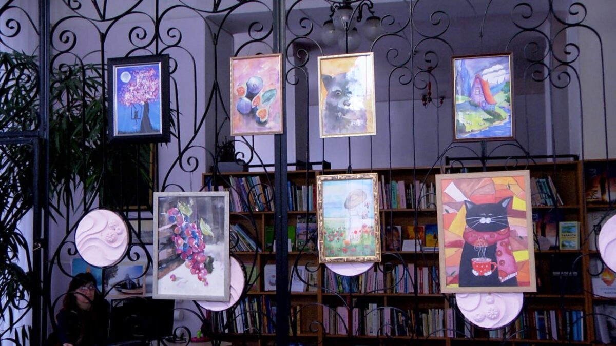 В Каменском открылась выставка-продажа картин в поддержку ВСУ