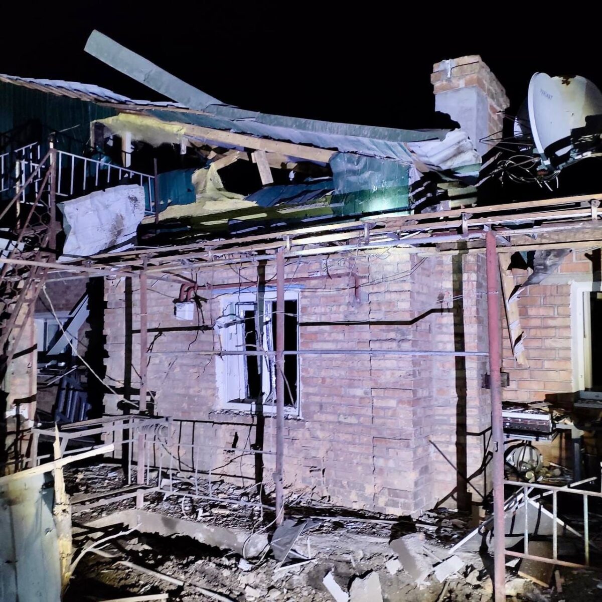 Российские снаряды повредили жилые дома и предприятие в Никополе