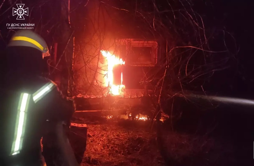 Каменские пожарные гасили возгорание в тракторе