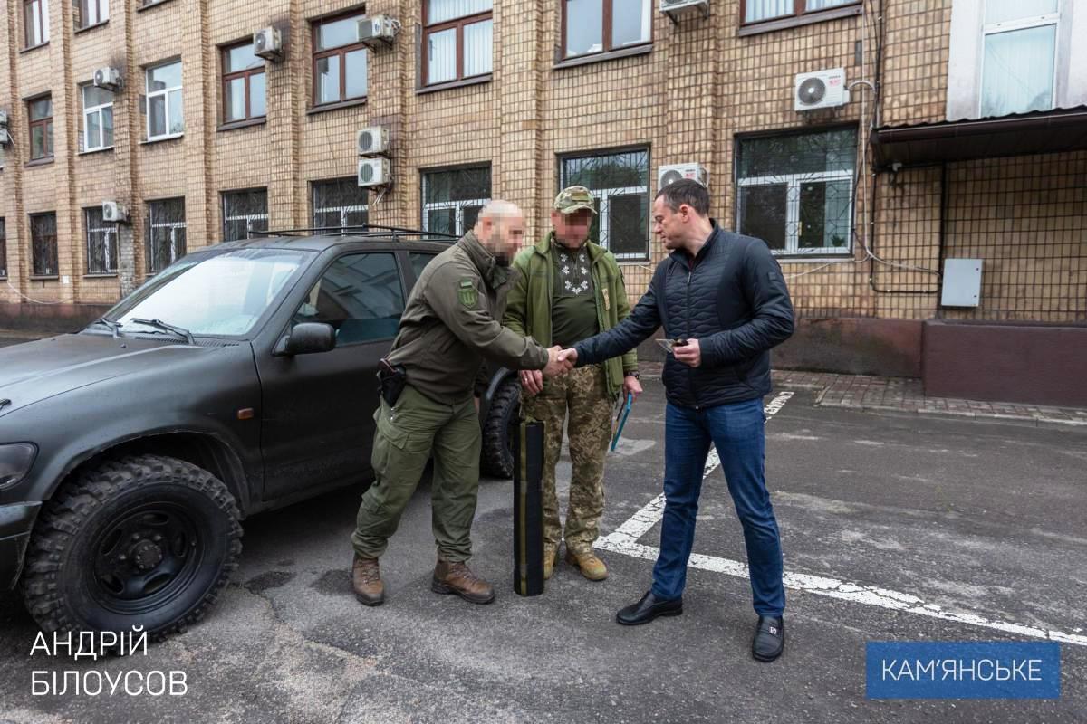 Кам’янська міськрада передала автомобіль захисникам