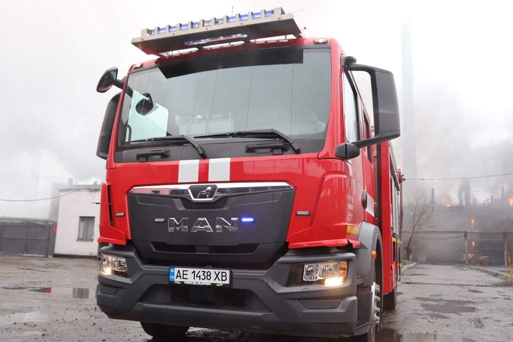 Каметсталь передала современную пожарную автоцистерну спасателям 45-й ДПРЧ