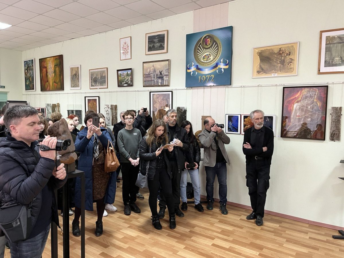 Персональна виставка художника Олександра Чегорки «Очима Землі» відкрилася в Кам’янському