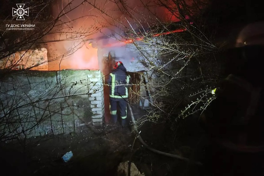 Каменские спасатели ликвидировали большой пожар на проспекте Шевченко