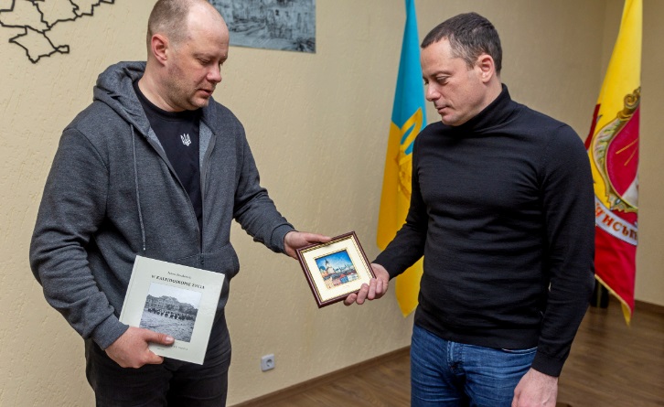 Президент польского города Кельце передал мэру Каменского памятные сувениры