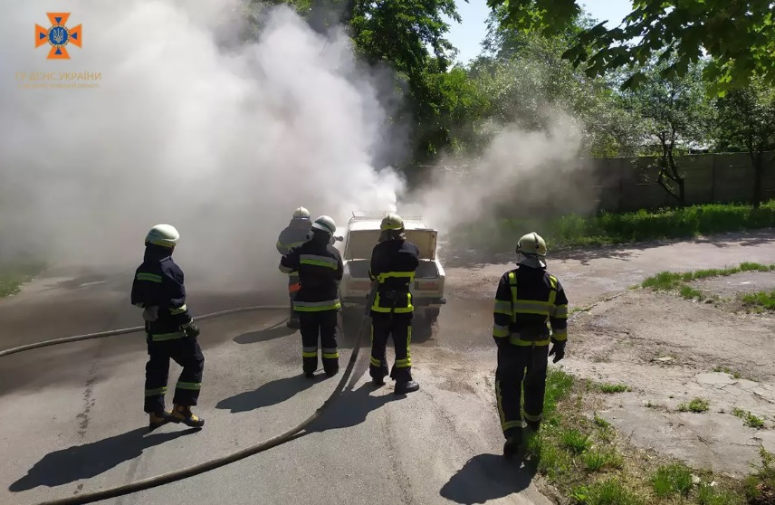 Каменские пожарные потушили еще один горящий автомобиль