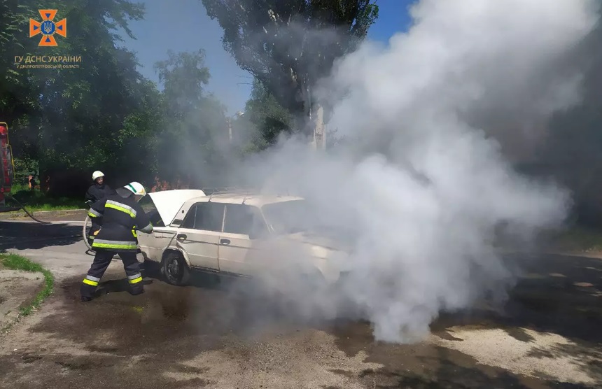 Кам’янські вогнеборці загасили ще один палаючий автомобіль