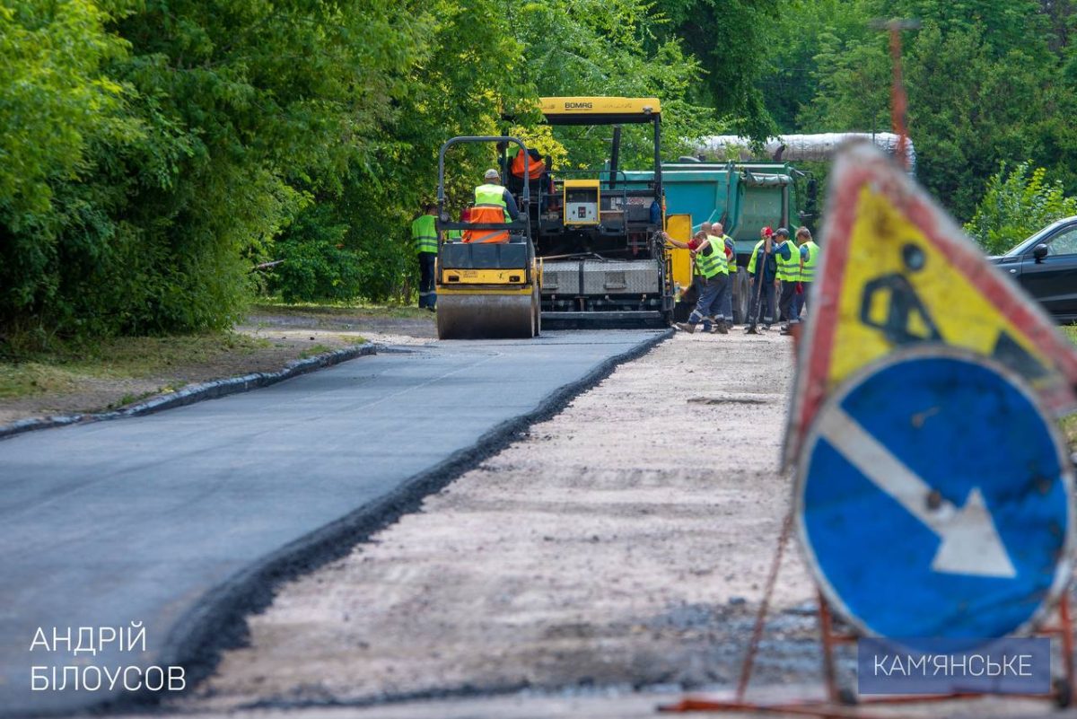 В Каменском продолжают ремонтировать внутриквартальные дороги