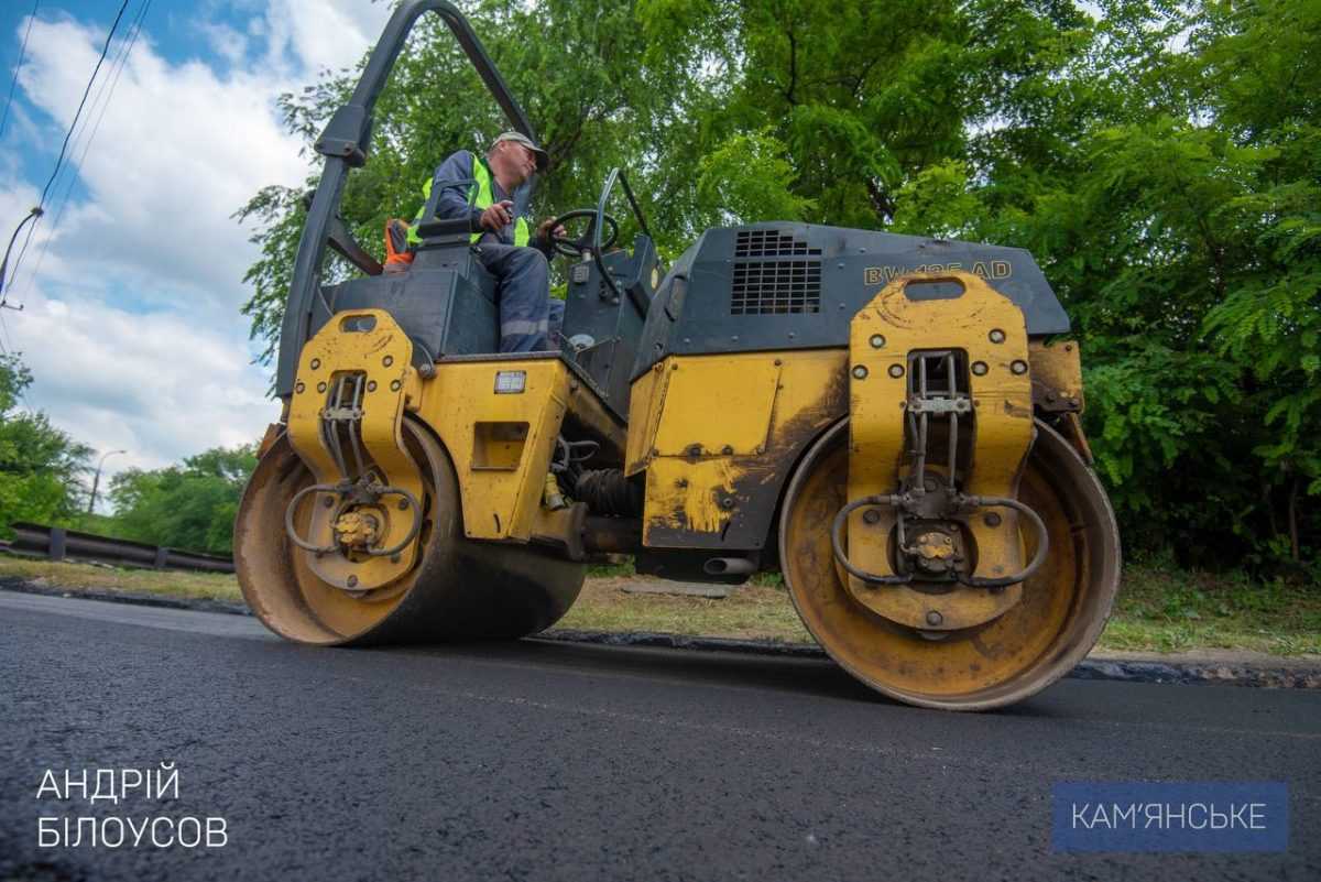 В Каменском продолжают ремонтировать внутриквартальные дороги