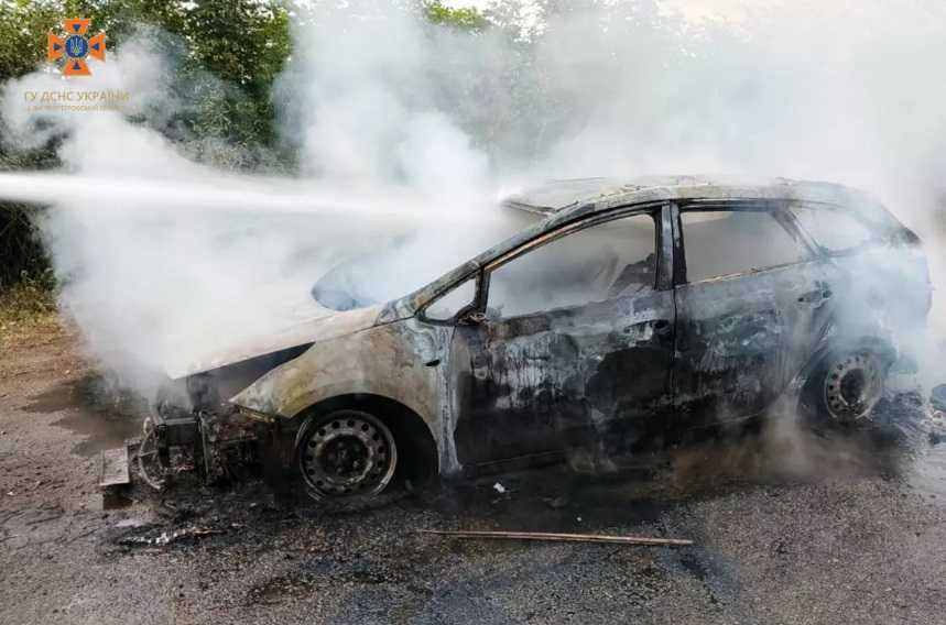 Возле Каменского пожарные тушили горящий автомобиль