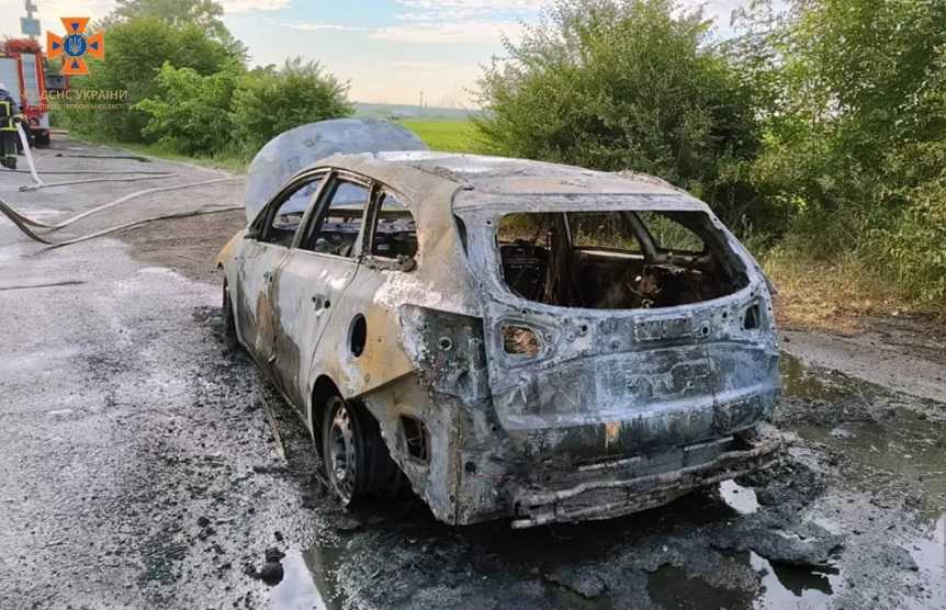 Возле Каменского пожарные тушили горящий автомобиль