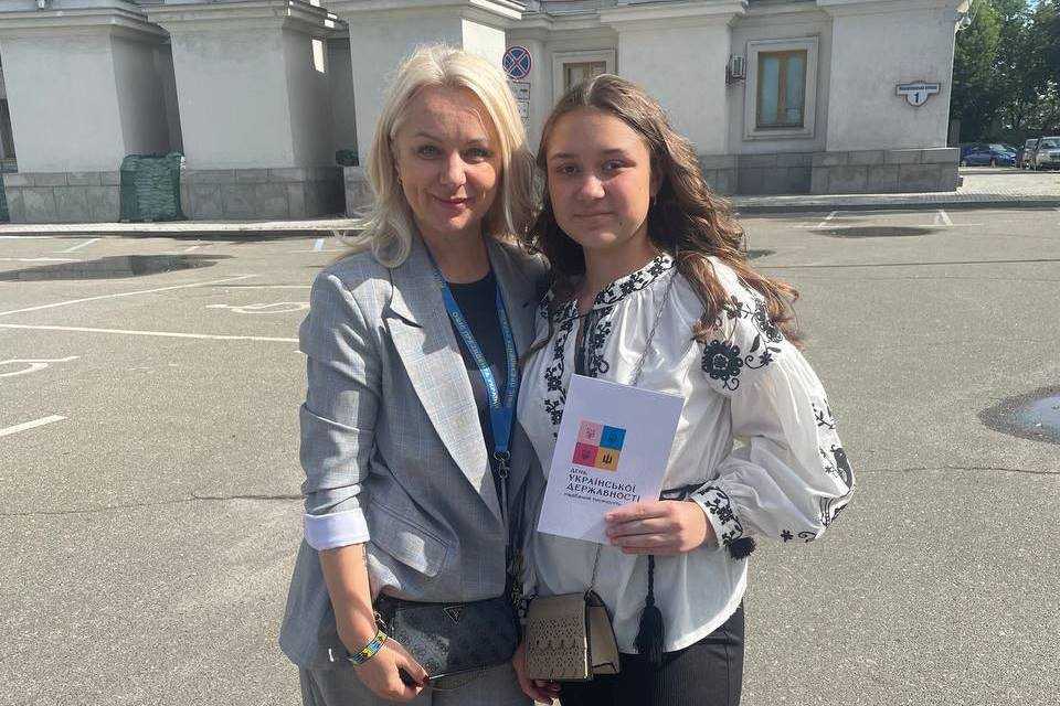 Президент вручив паспорти двом донькам героїв з Дніпропетровщини