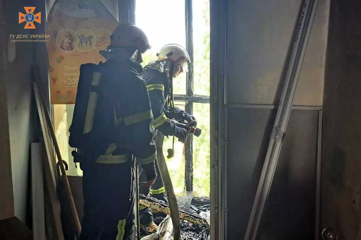 В Каменском пожарные спасли мужчину из горящей квартиры