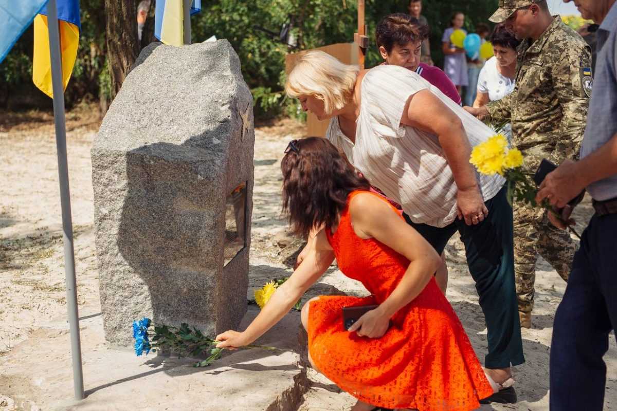 На Дніпропетровщині встановили пам’ятний знак загиблому Герою України