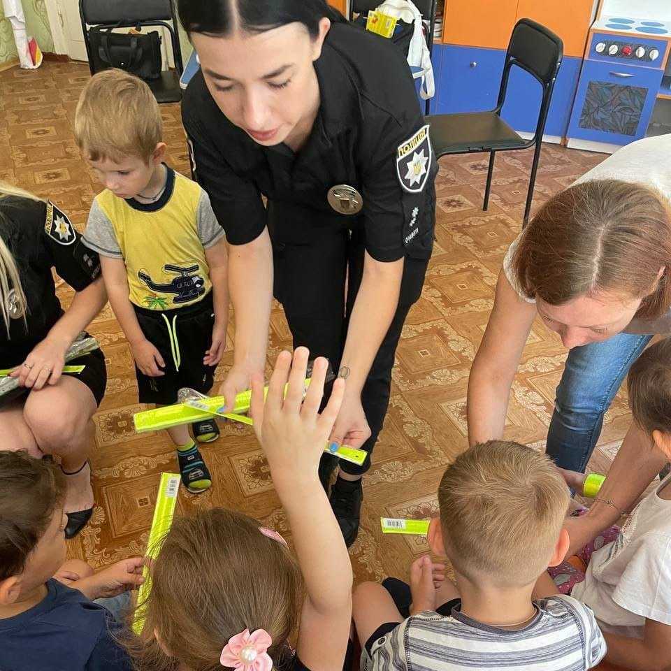 Полицейские Каменского провели тематические занятия для детей с особыми потребностями