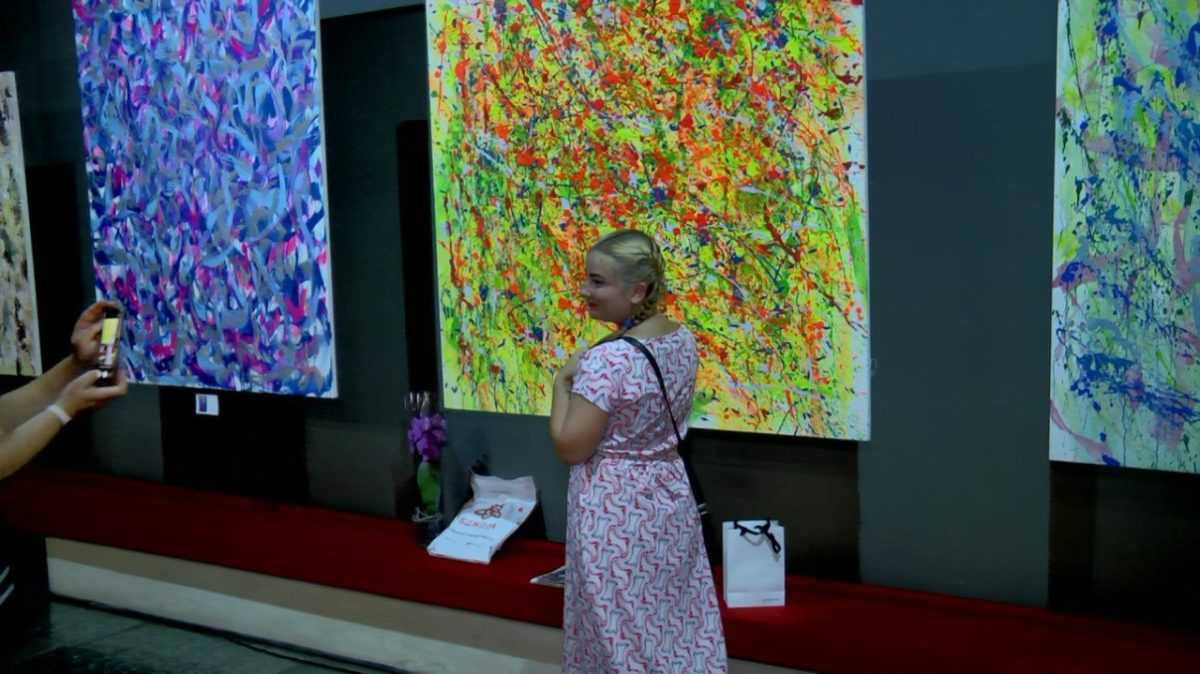 У Кам’янському відкрилася виставка «Передчуття vs Почуття» – абстрактний погляд на сучасний світ