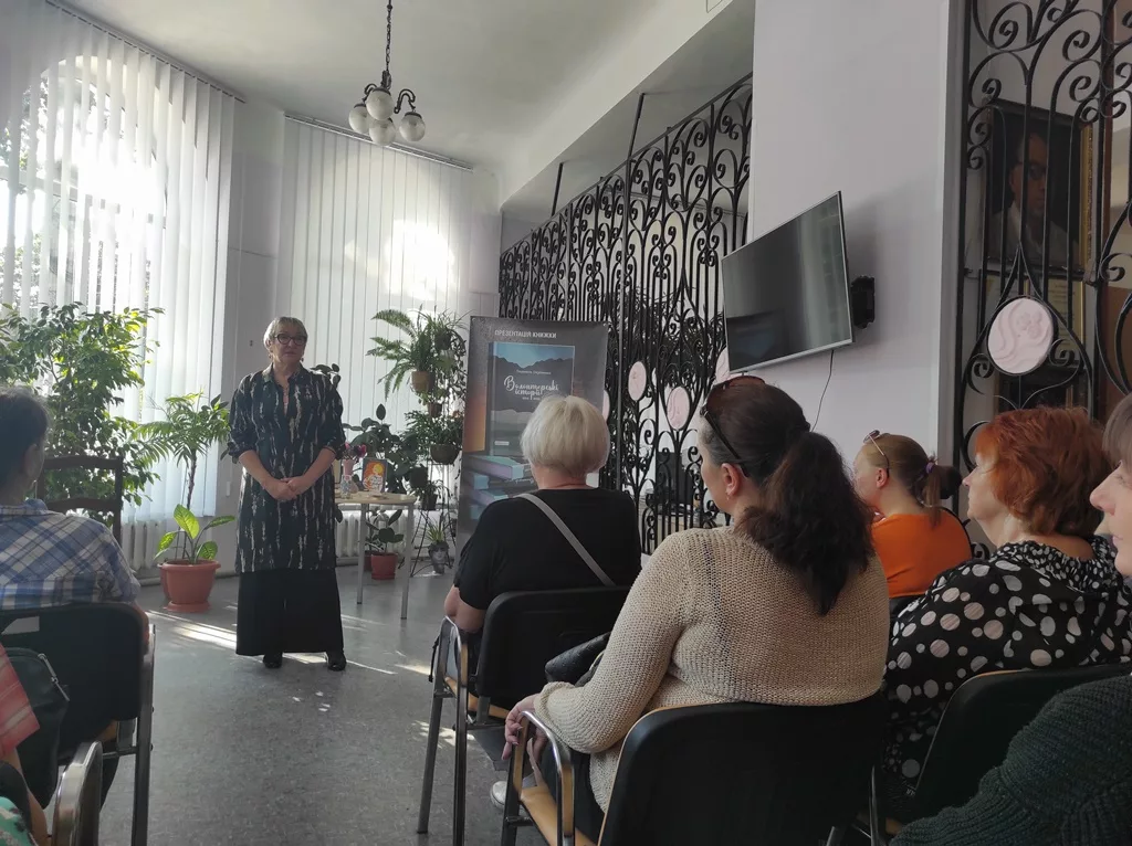 Українська письменниця презентувала в Кам’янському свої книги про війну