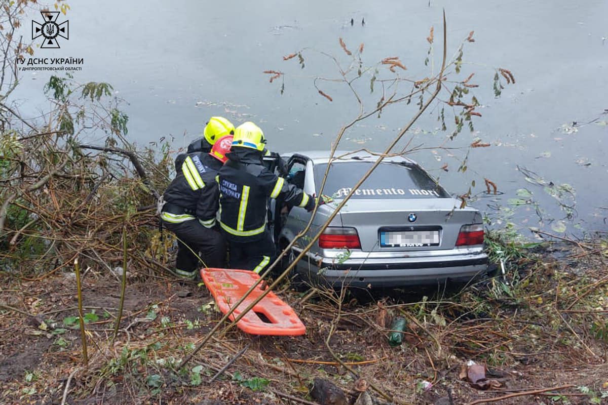 Під Кам’янським у річці знайшли автомобіль із трьома загиблими