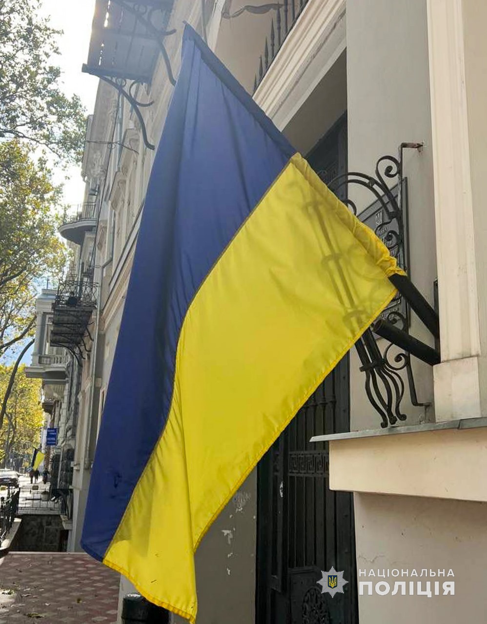 Молодик з Дніпропетровщини поглумився над українським прапором в Одесі