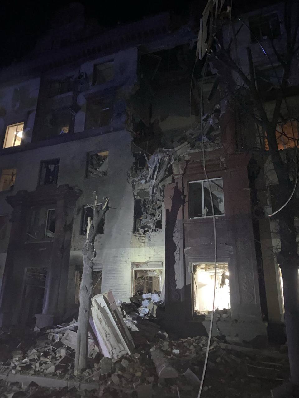 Уночі росіяни вдарили по багатоповерхівці в Запоріжжі, є загиблі