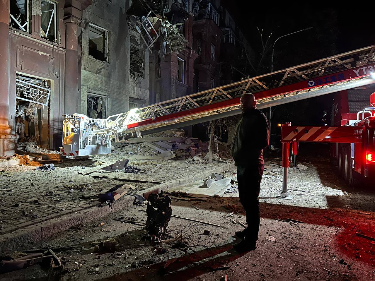 Уночі росіяни вдарили по багатоповерхівці в Запоріжжі, є загиблі