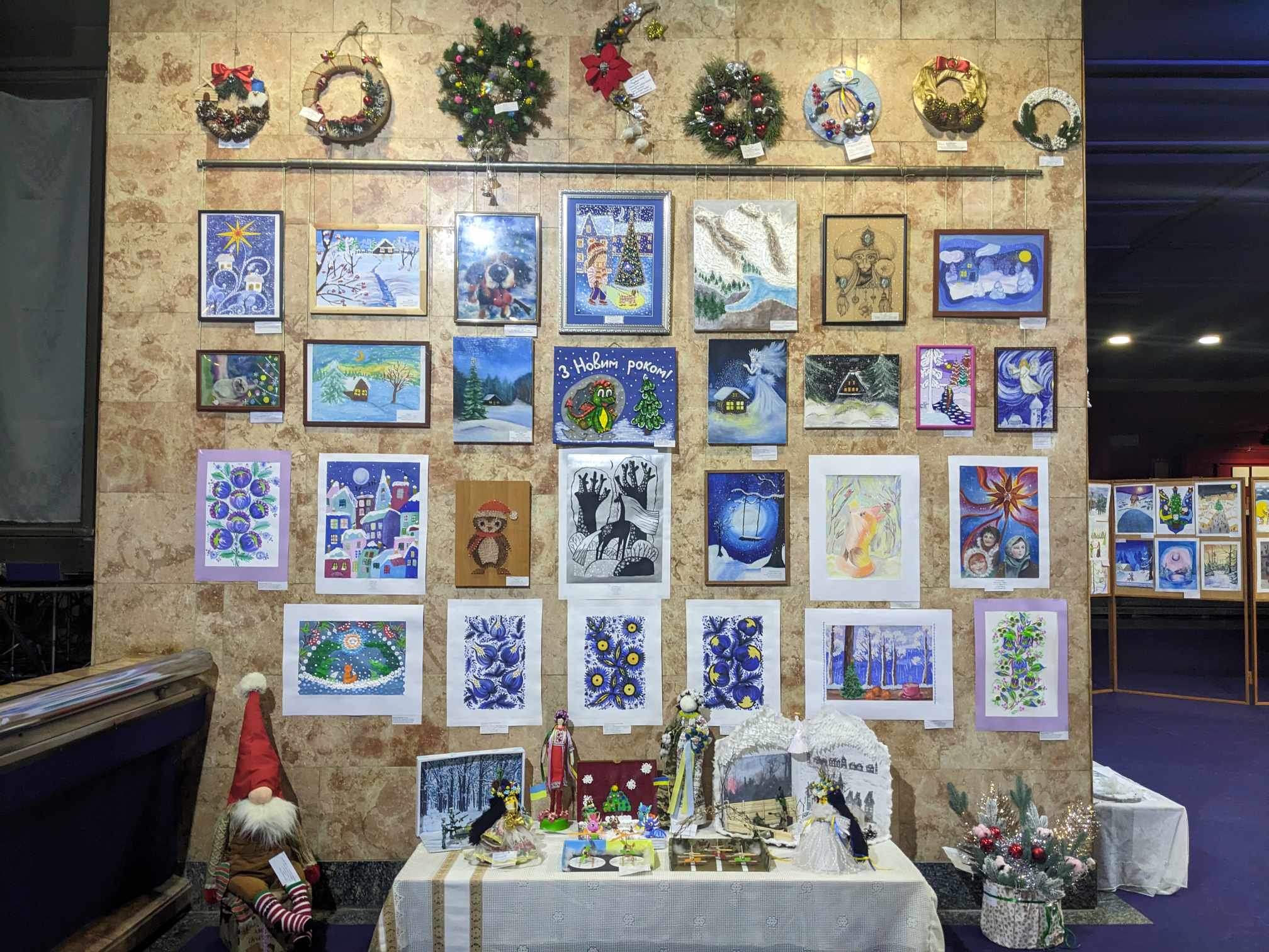 В Каменском открылась традиционная выставка детского творчества «Зима Чарівниця»