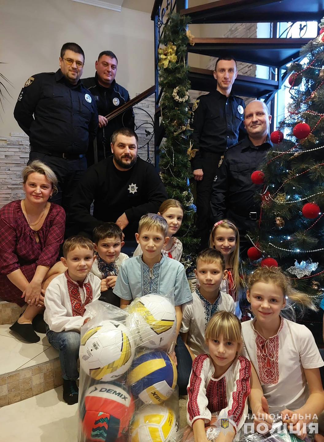 Полицейские Каменского поздравили с зимними праздниками воспитанников дома семейного типа