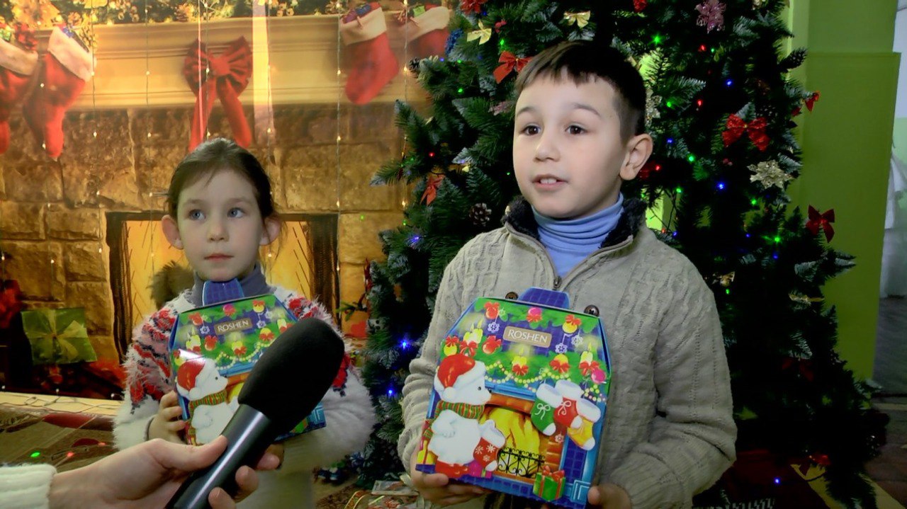 Полицейские Каменского дарили ребятам новогоднее настроение 