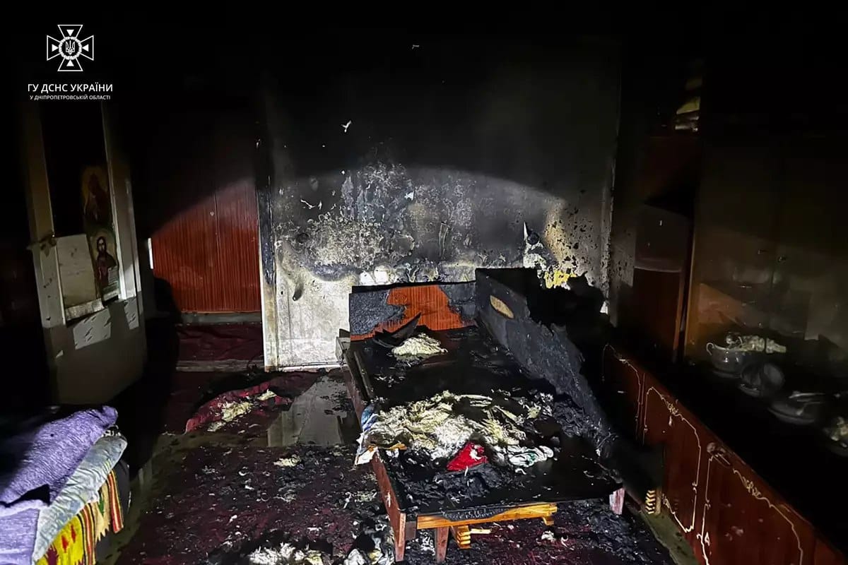 В Каменском пожарные спасли мужчину из горящей квартиры