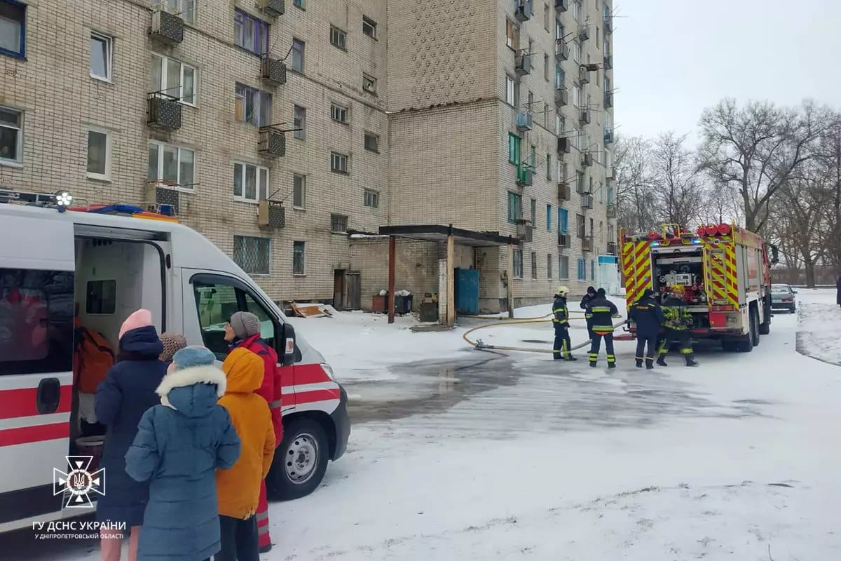 Пожарные Каменского района спасли женщину из задымленной квартиры