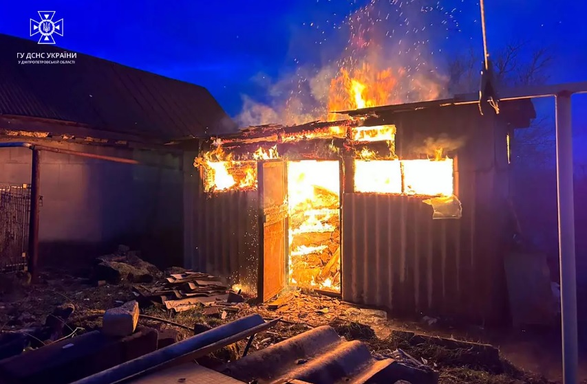 В Каменском загорелась хозпостройка с дровами