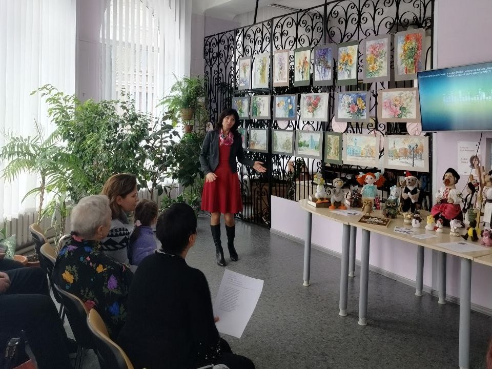 В каменской библиотеке открылась выставка мастериц из Краматорска