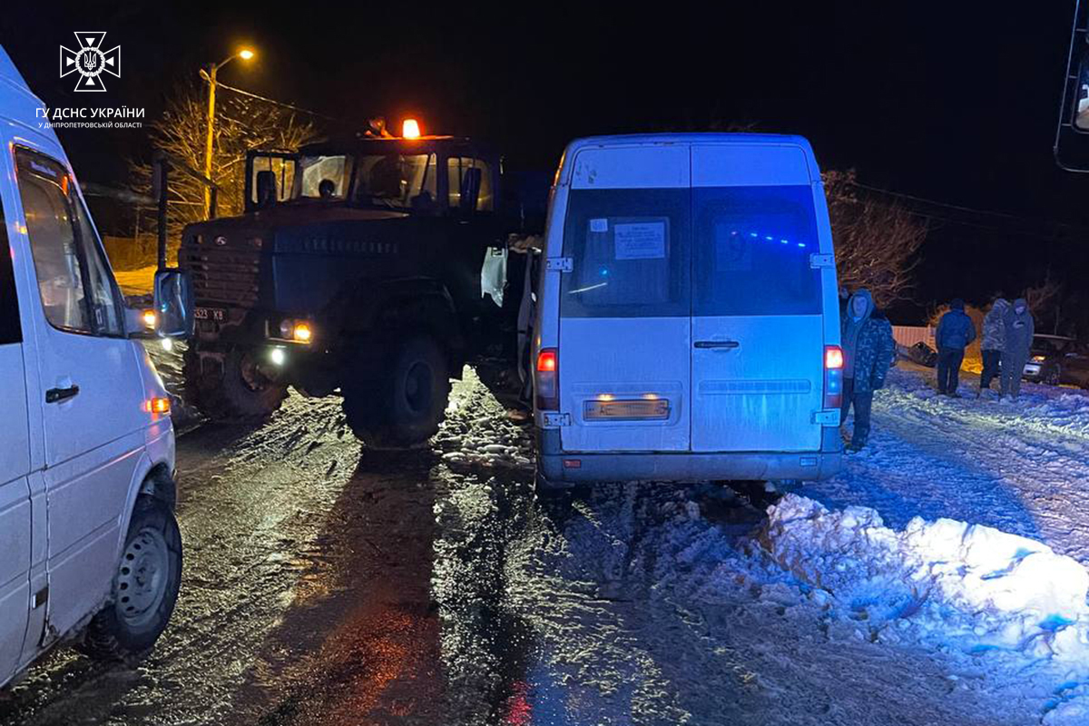 У Дніпрі рятувальники визволили водія з понівеченої маршрутки