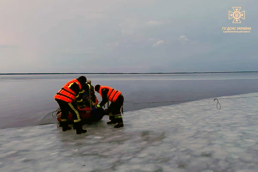 В Каменском районе спасали рыбаков с оторвавшейся льдины