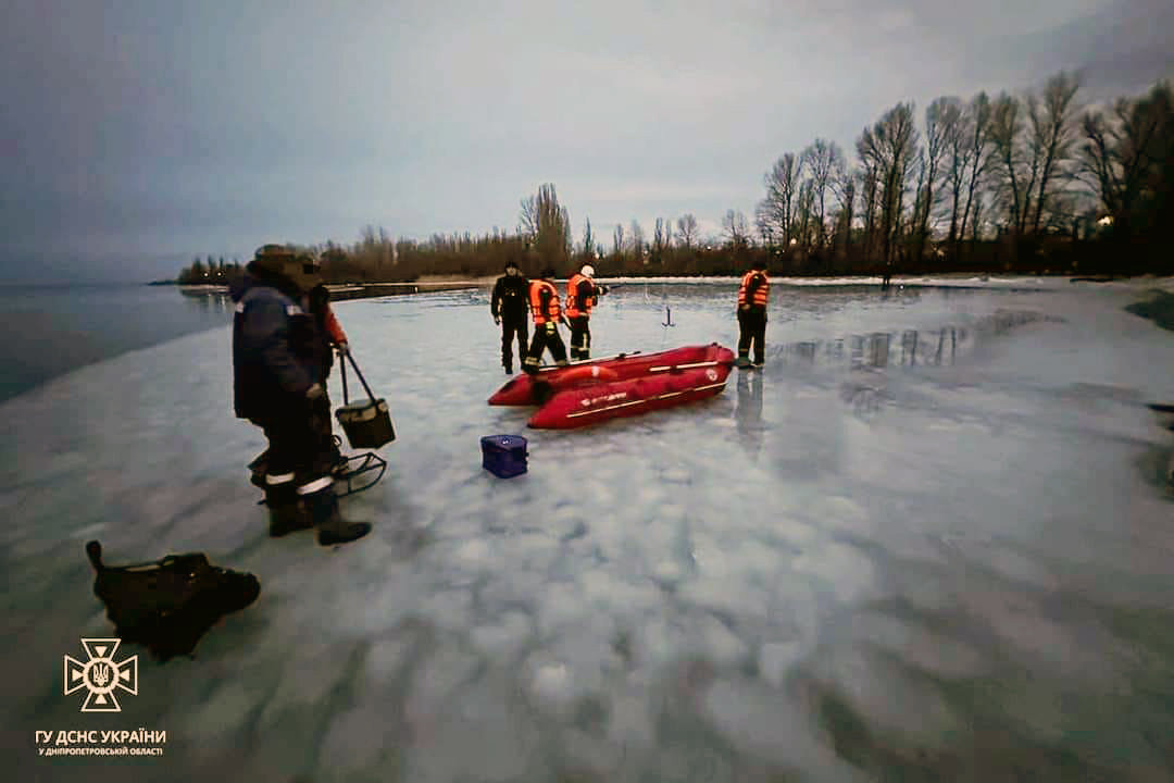 В Каменском районе спасали рыбаков с оторвавшейся льдины