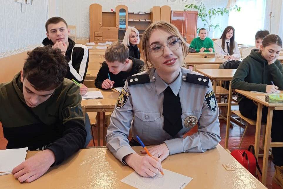 Поліцейські Кам’янського відзначили зі школярами День рідної мови