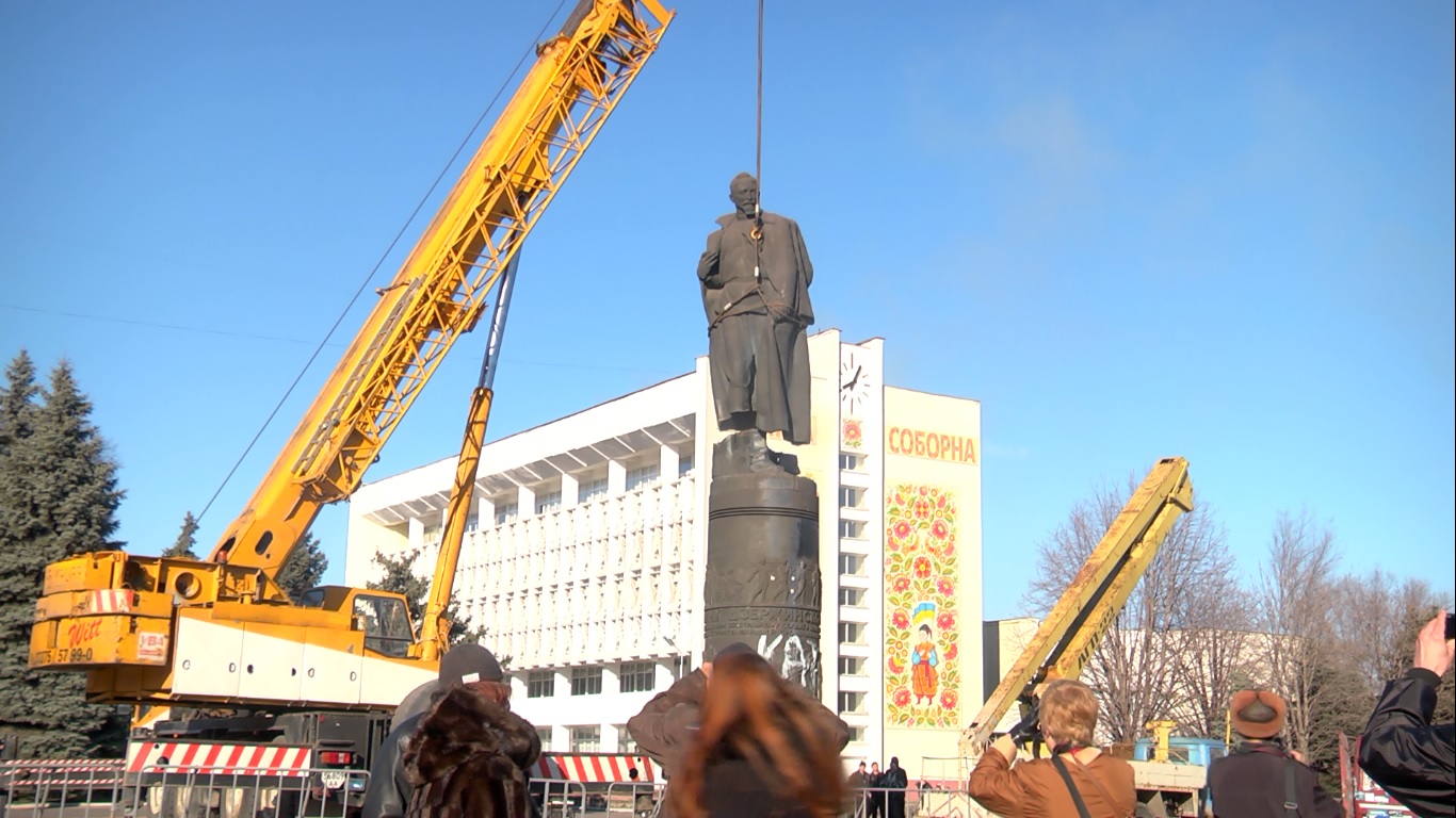 Февраль 2014-го и 2016-го: в Каменском снесены главные памятники советской идеологии