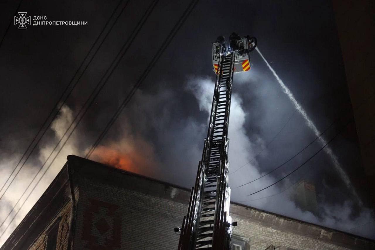 В центре Днепра произошел масштабный пожар жилого дома