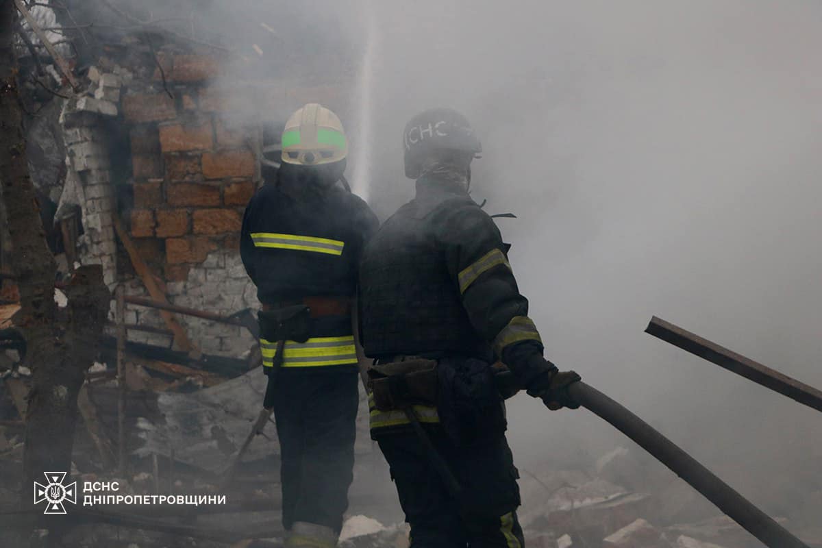 В Каменском спасатели ликвидировали пожар, вызванный вражеским обстрелом