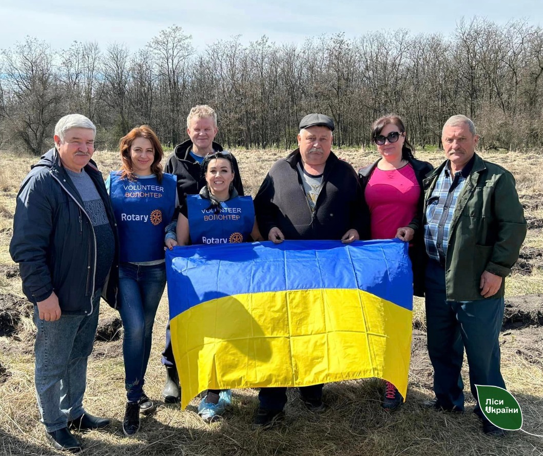 На Дніпропетровщині лісівники та волонтери обʼєдналися для висадки лісу