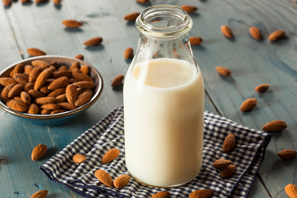 Приготоване самостійно мигдальне молоко забезпечить вам свіжість та контроль над якістю інгредієнтів / Фото: з мережі