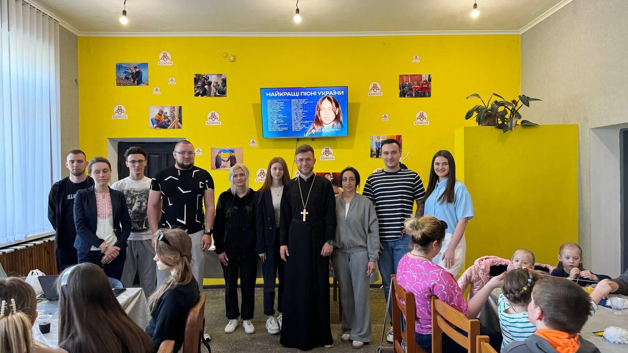 Майстер-клас «Вірю в ЗСУ» провели у Волонтерському центрі Кам’янського