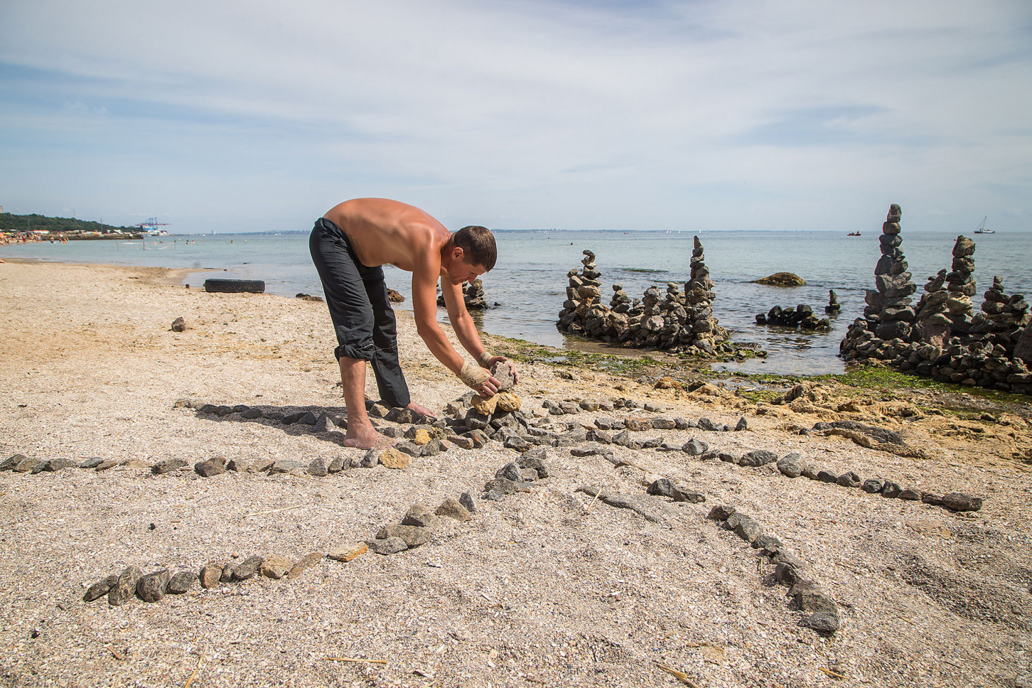 Важка естетика з присмаком солі: одесит перетворює пляж на сад каменів / Фото: Олександр Гіманов