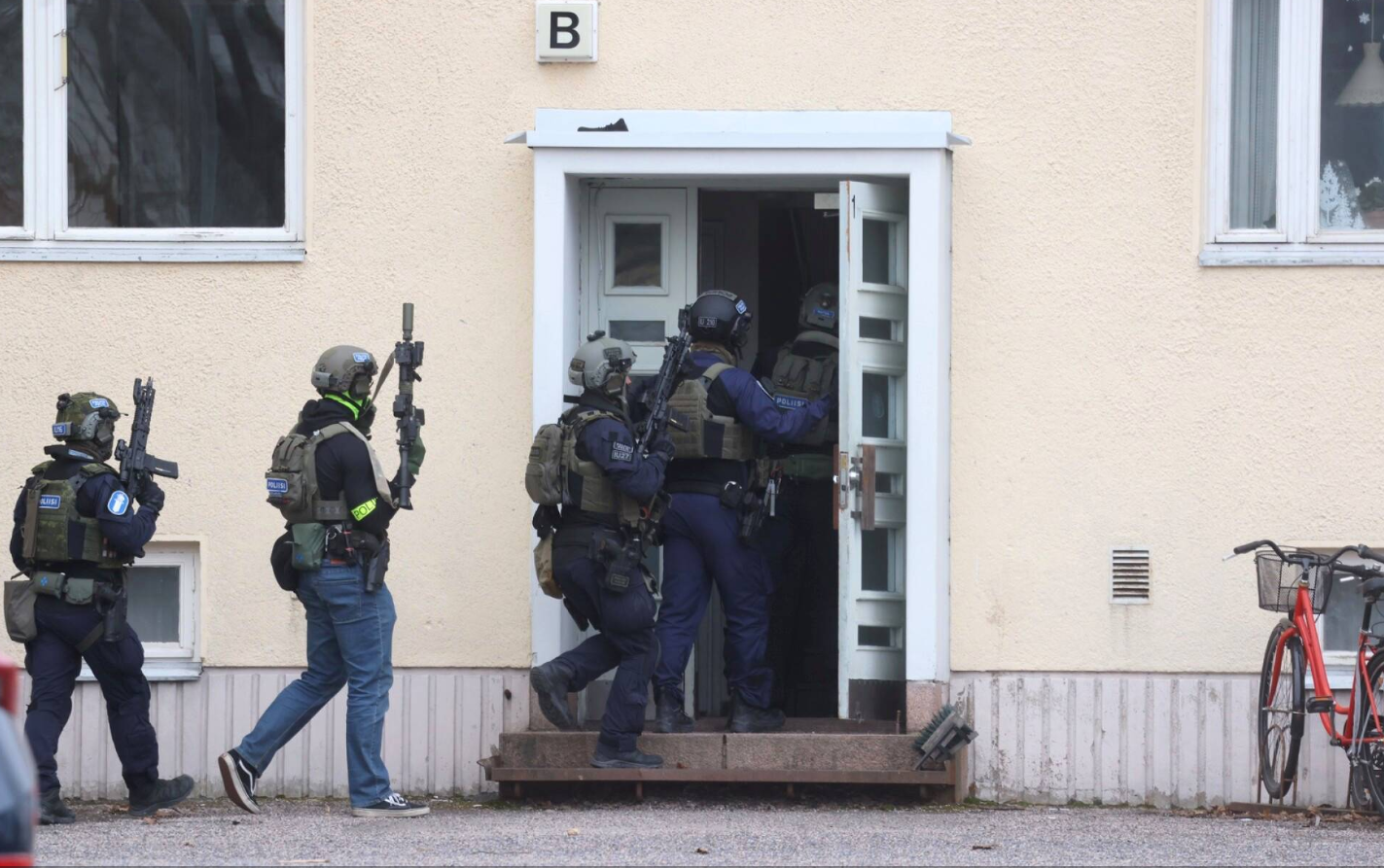 Вооруженные сотрудники милиции вошли в здание школы. Стрельба проходила в соседнем здании / ФОТО: SEPPO KÄRKI / HS
