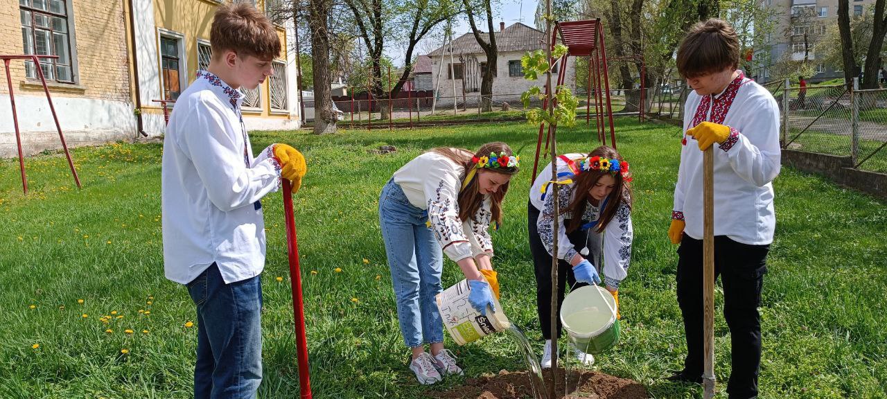 Для будущих поколений: молодежь Каменского района высадила почти тысячу деревьев