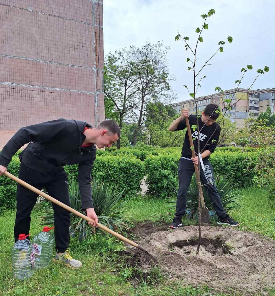 У Кам’янському районі висадили дерева для майбутніх поколінь