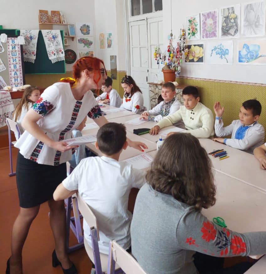 Поліцейські Кам’янського зі школярами виготовили листи-вишиванки для українських захисників