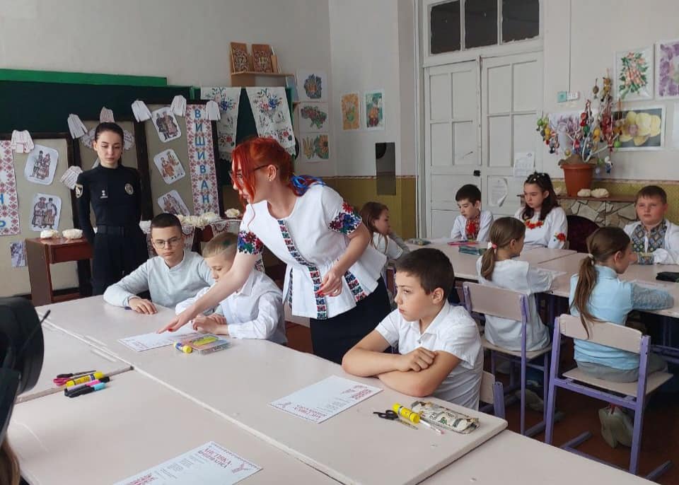 Полицейские Каменского со школьниками изготовили письма-вышиванки для украинских защитников