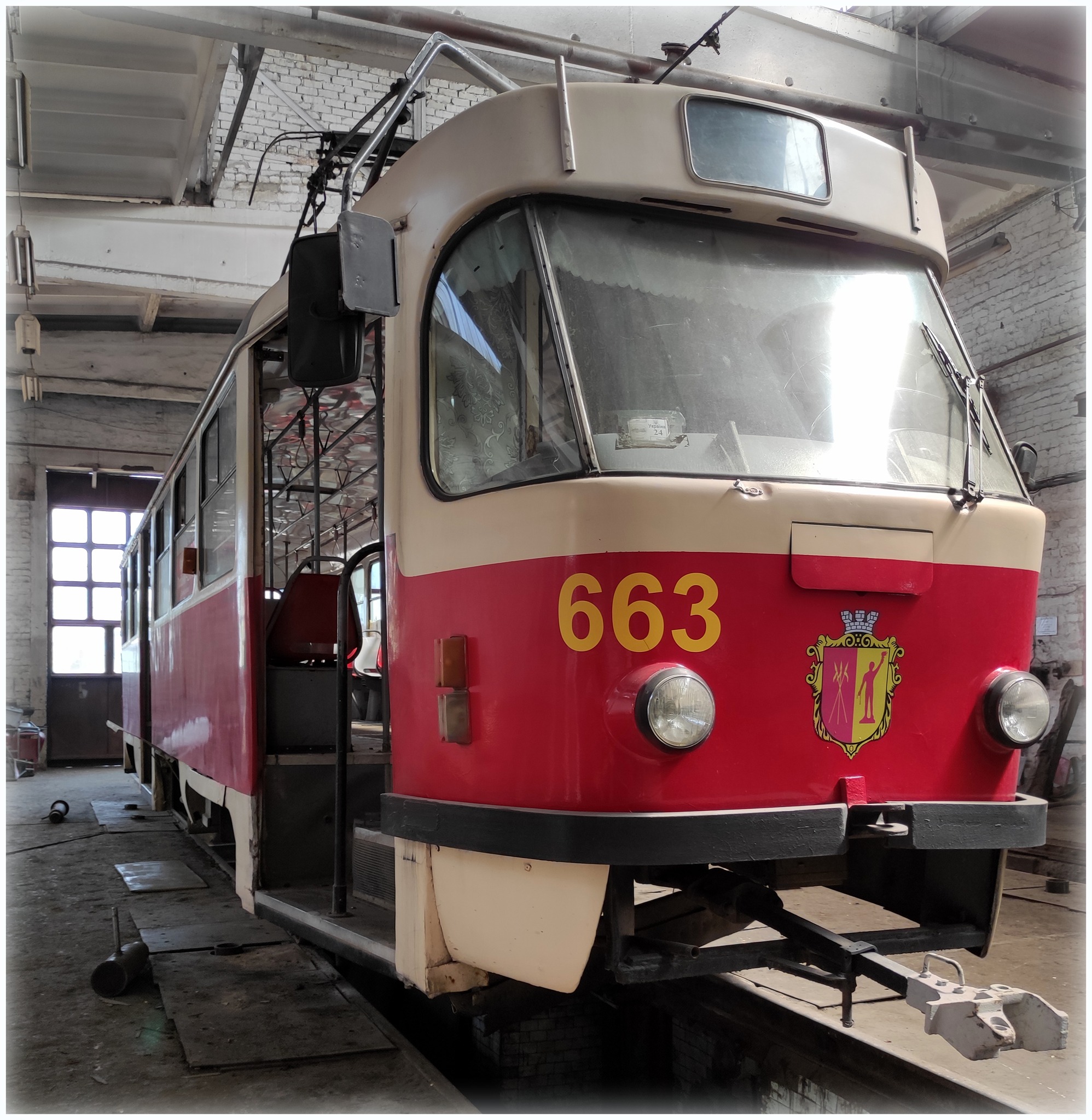 В трамвайном депо Каменского продолжается ремонт вагонов