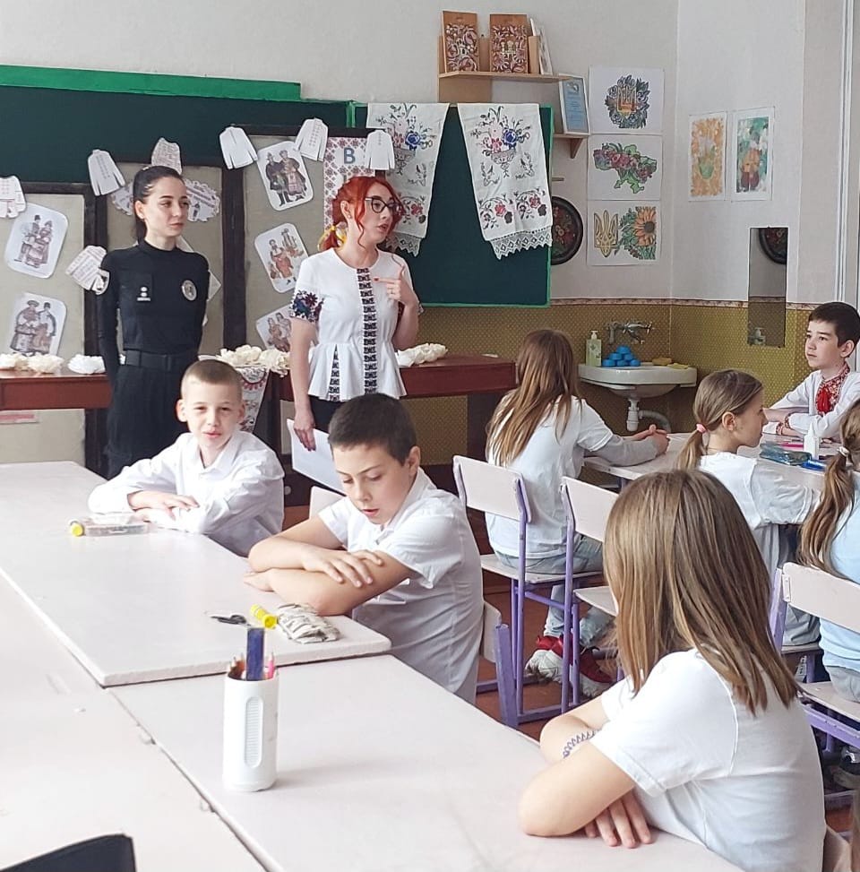 Поліцейські Кам’янського зі школярами виготовили листи-вишиванки для українських захисників